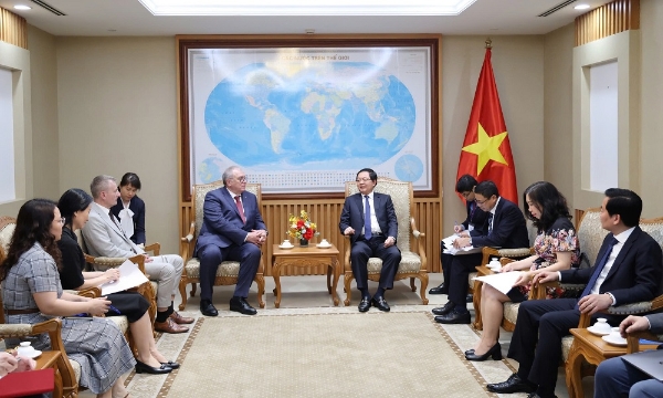 Phó Tổng Giám đốc IAEA Mikhail&nbsp;Chudakov cam kết hỗ trợ Việt Nam&nbsp;triển khai chương trình điện hạt nhân một cách an toàn, hiệu quả. Ảnh: VGP.