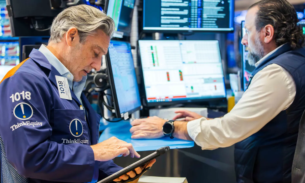 Chứng khoán Mỹ giảm điểm, giá dầu lại lên gần 100 USD/thùng vì mối lo chiến tranh