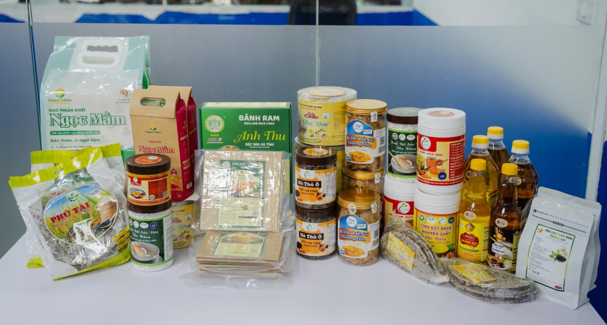 Đằng sau sự phong phú của các sản phẩm OCOP, đặc sản vùng miền tỉnh Hà Tĩnh là câu hỏi làm thế nào để nhà bán “lên sàn” và vận hành bài bản.&nbsp;Ảnh:&nbsp;Shopee.