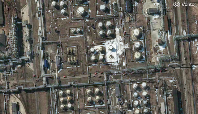 Thiệt hại tại một nhà máy lọc dầu của Nga ở Yaroslavl, phía Đông Bắc Moscow, sau cuộc tấn công của quân đội Ukraine - Ảnh: Reuters.