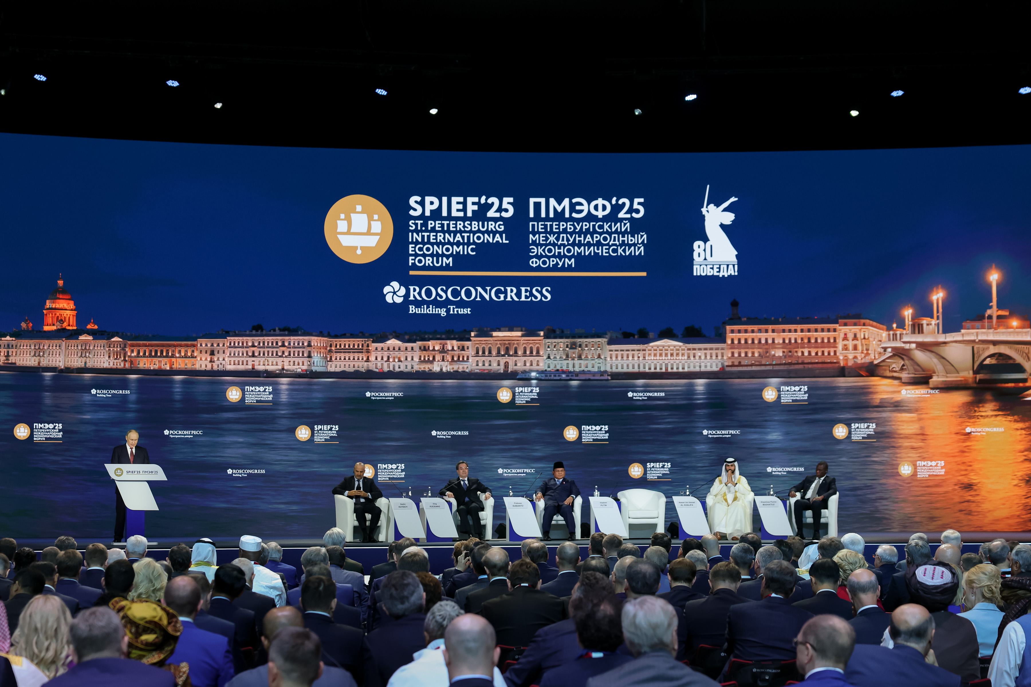 Tổng thống Liên bang Nga Vladimir Putin phát biểu tại phiên họp toàn thể của Diễn đàn Kinh tế Quốc tế St. Petersburg lần thứ 28 (SPIEF 2025). Ảnh: Roscongress