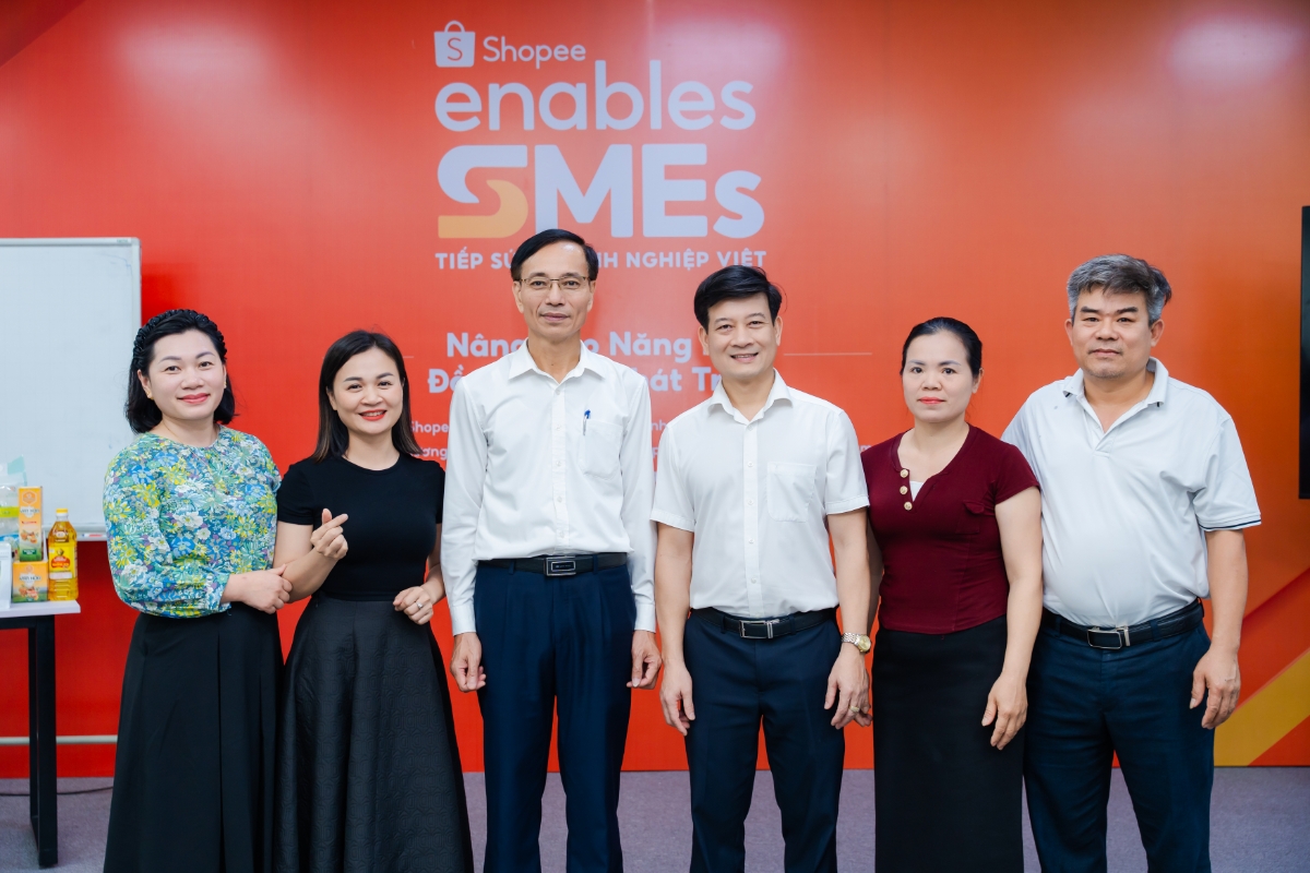 Ông Lê Trung Phước - Giám đốc Sở Công Thương tỉnh Hà Tĩnh (thứ ba từ trái qua) và ông Lê Xuân Từ - Phó Giám đốc Sở (cạnh ông Phước) đồng hành cùng nhà bán trong 3 ngày đào tạo.&nbsp;Ảnh:&nbsp;Shopee.