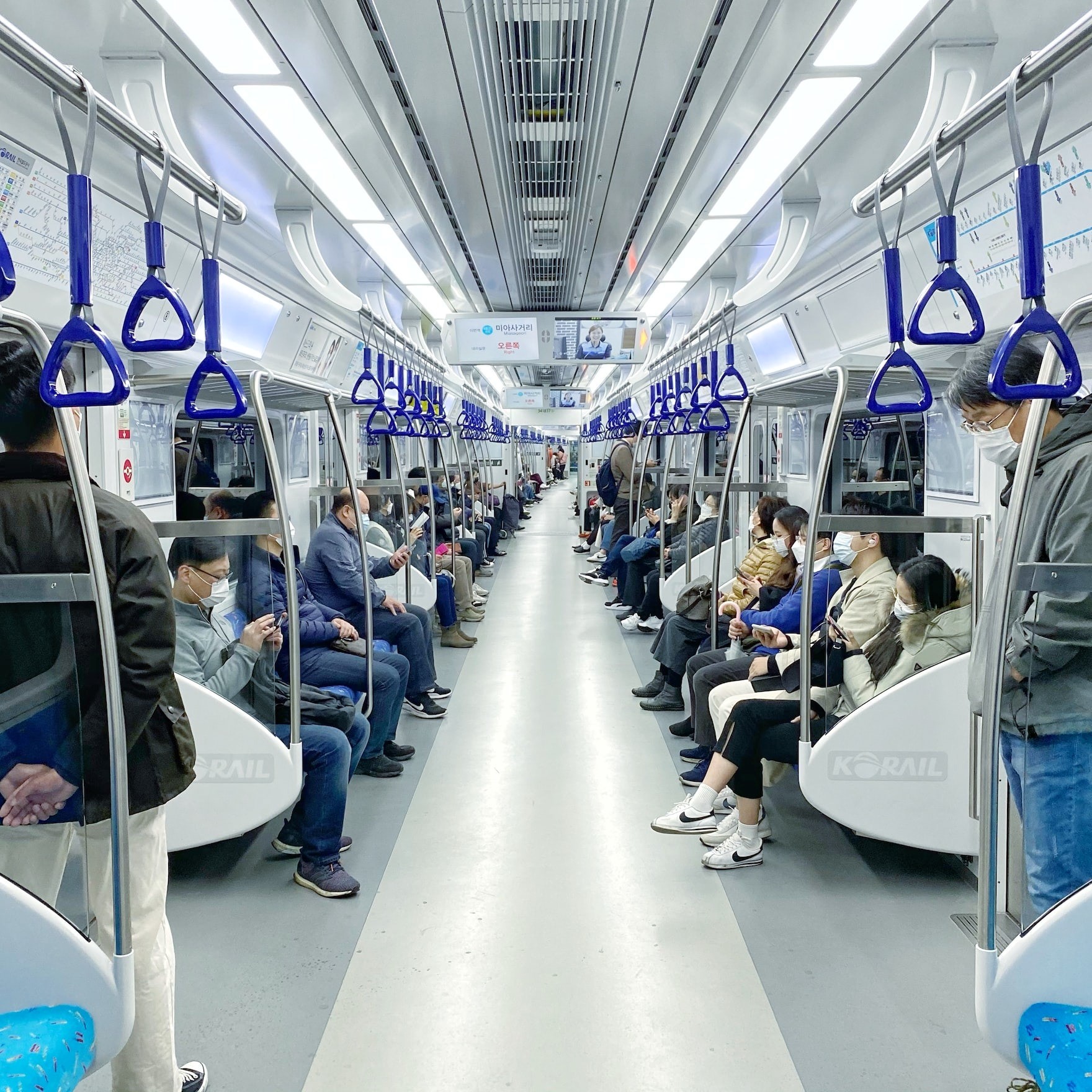 Người dân Hàn Quốc sử dụng Metro như phương tiện di chuyển hằng ngày. Ảnh: Sưu tầm.