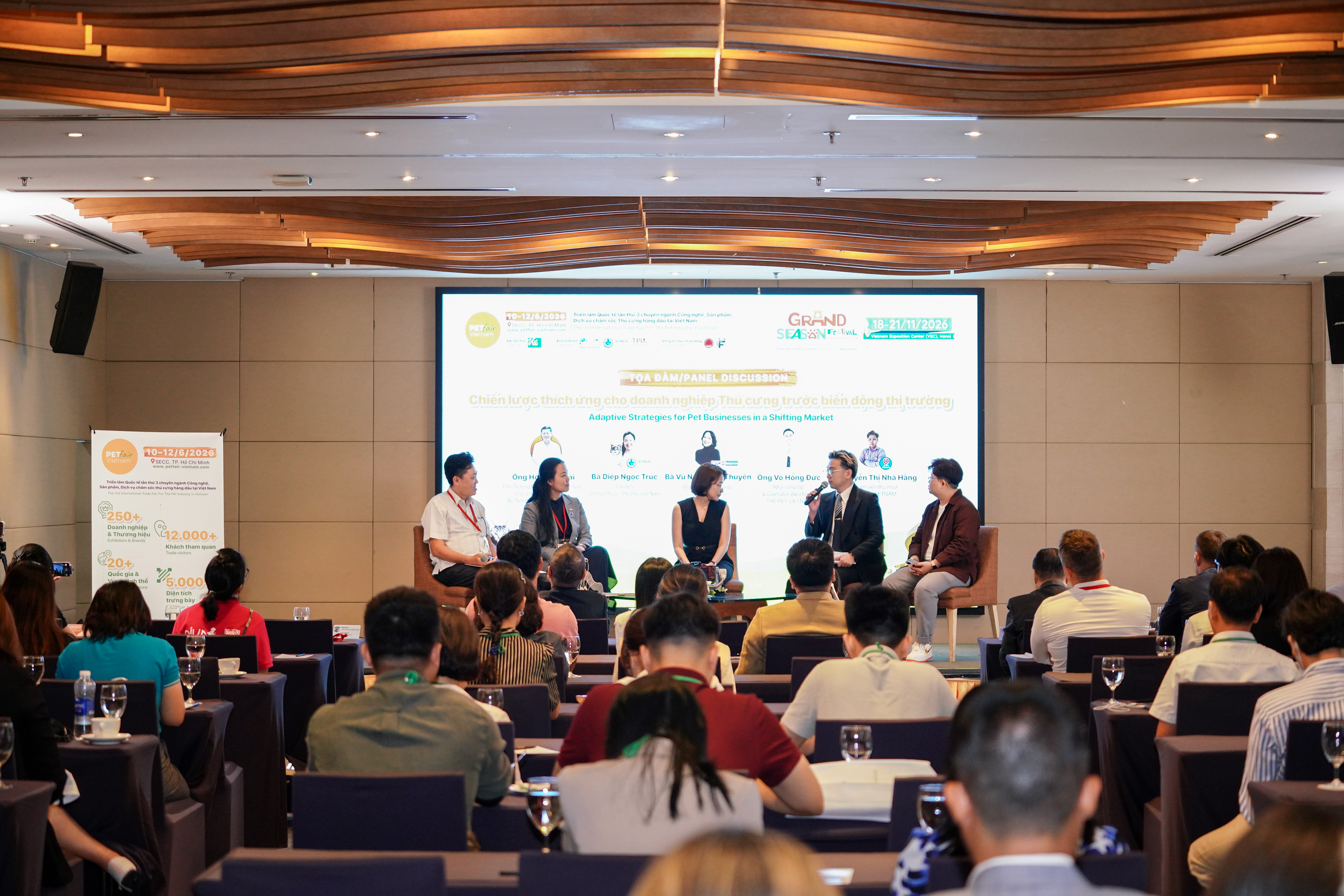 Các diễn giả thảo luận tại tọa đàm
