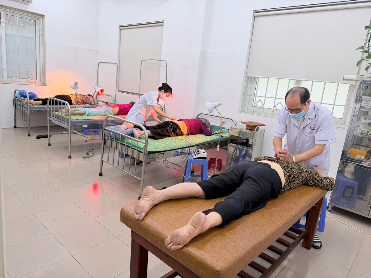 Người dân thực hiện&nbsp;liệu trình châm cứu, bấm huyệt, vật lý trị liệu tại trạm y tế Long Biên (Hà Nội).