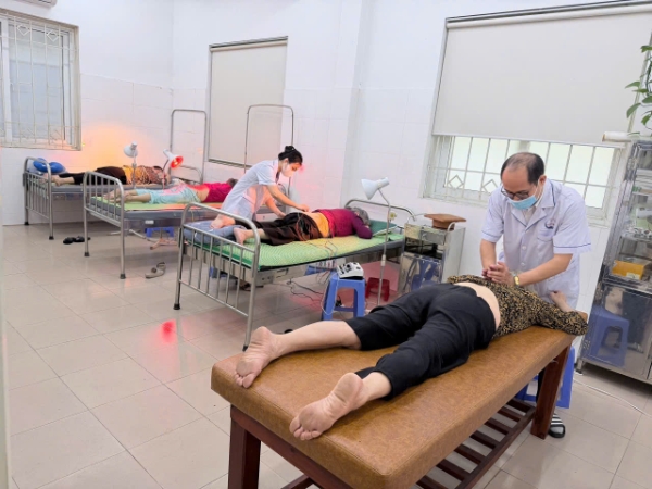 Người dân thực hiện&nbsp;liệu trình châm cứu, bấm huyệt, vật lý trị liệu tại trạm y tế Long Biên (Hà Nội).