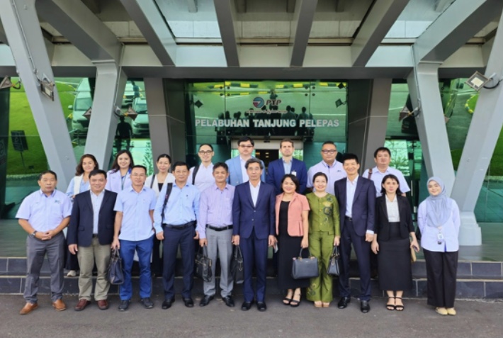 Phó Chủ tịch UBND thành phố Đà Nẵng Trần Chí Cường (áo xanh đứng giữa hàng trên) và Đoàn công tác cùng lãnh đạo Cảng Tanjung Pelepas (PTP) tại Malaysia chụp ảnh lưu niệm vào ngày 20/4/2026. Ảnh Đoàn công tác cung cấp. 