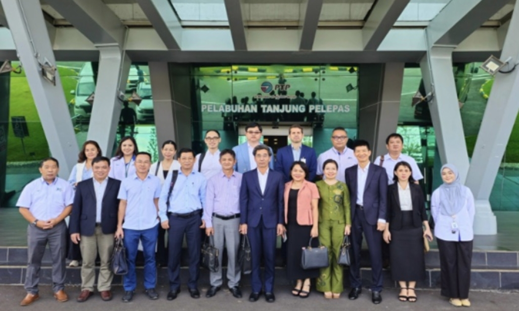 Phó Chủ tịch UBND thành phố Đà Nẵng Trần Chí Cường (áo xanh đứng giữa hàng trên) và Đoàn công tác cùng lãnh đạo Cảng Tanjung Pelepas (PTP) tại Malaysia chụp ảnh lưu niệm vào ngày 20/4/2026. Ảnh Đoàn công tác cung cấp. 
