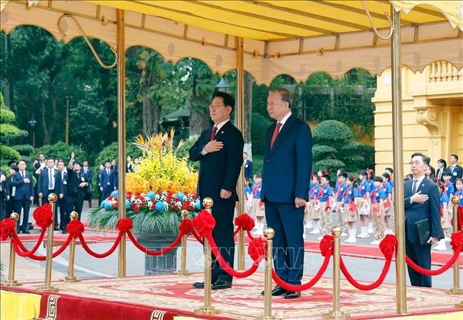 Tổng Bí thư, Chủ tịch nước Tô Lâm và Tổng thống Hàn Quốc Lee Jae Myung nghe Quân nhạc cử Quốc thiều hai nước. Ảnh:  TTXVN