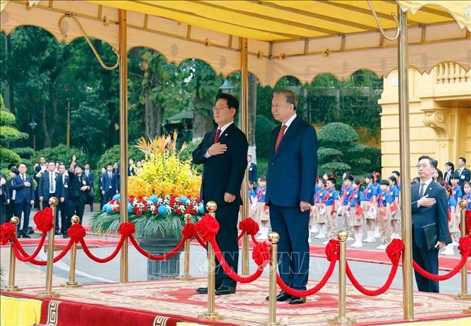 Tổng Bí thư, Chủ tịch nước Tô Lâm và Tổng thống Hàn Quốc Lee Jae Myung nghe Quân nhạc cử Quốc thiều hai nước. Ảnh:&nbsp; TTXVN