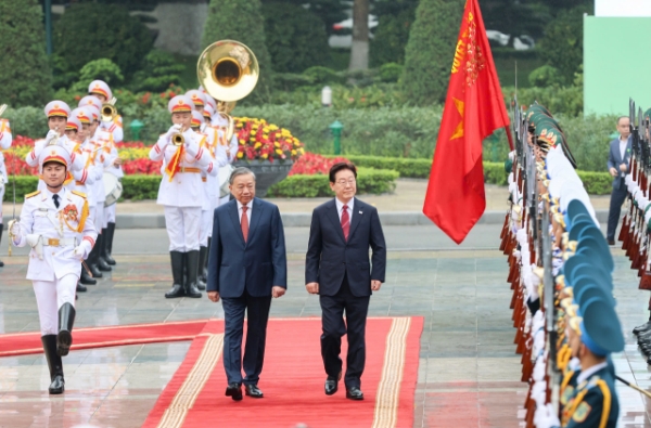 Tổng Bí thư, Chủ tịch nước Tô Lâm và Tổng thống Hàn Quốc Lee Jae Myung duyệt Đội danh dự Quân đội nhân dân Việt Nam. Ảnh: Việt Dũng.