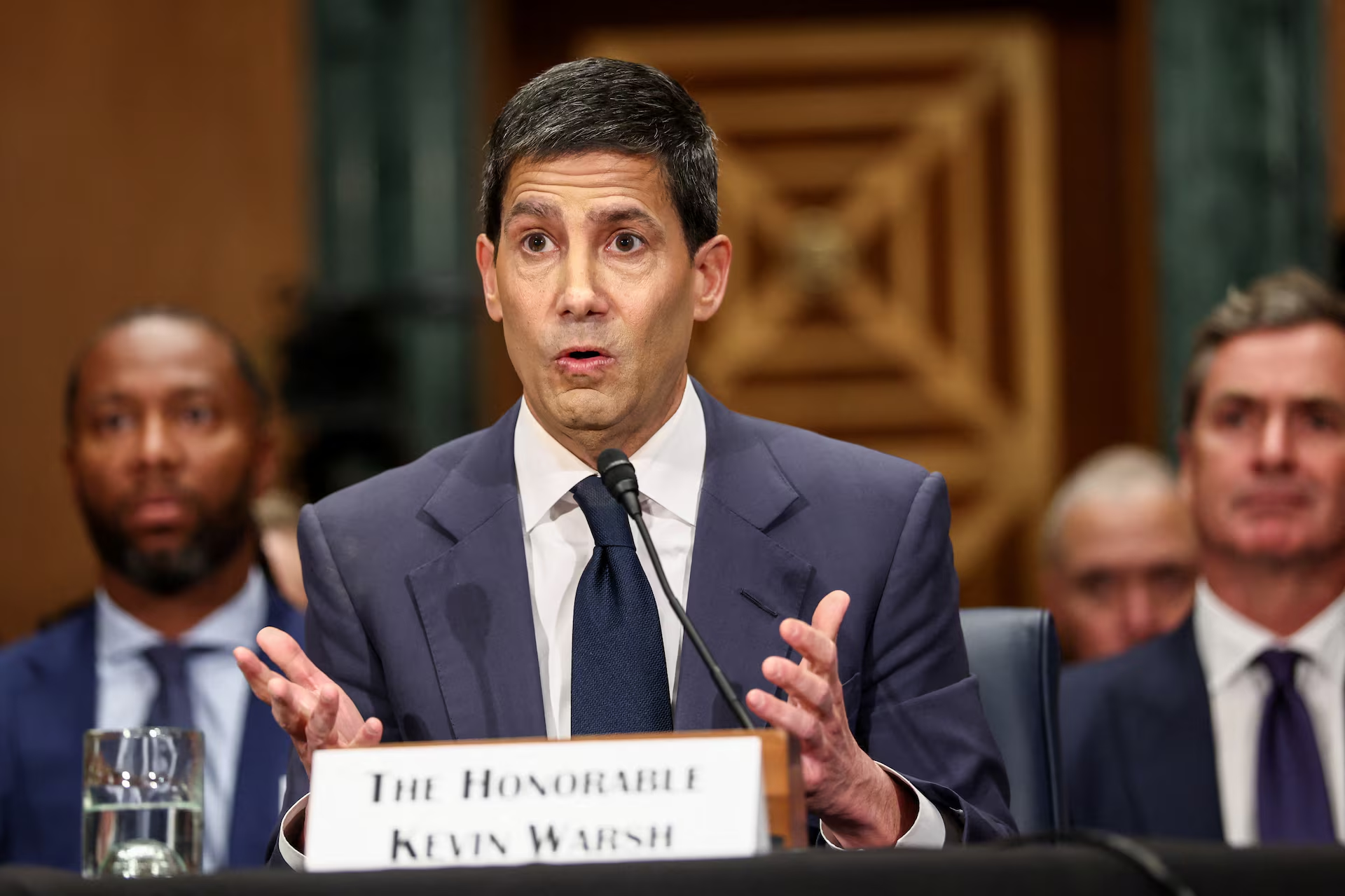 Ông Kevin Warsh, ứng viên chủ tịch Fed, điều trần trước Ủy ban Ngân hàng thuộc Thượng viện Mỹ ngày 21/4/2026 - Ảnh: Reuters.