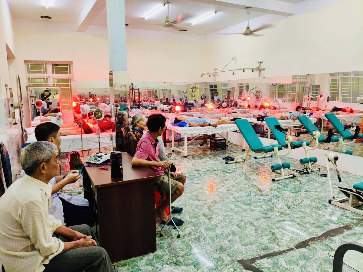 Người dân khám và điều trị bằng Y học cổ truyền tại&nbsp;Trạm y tế&nbsp;phường An Nhơn.