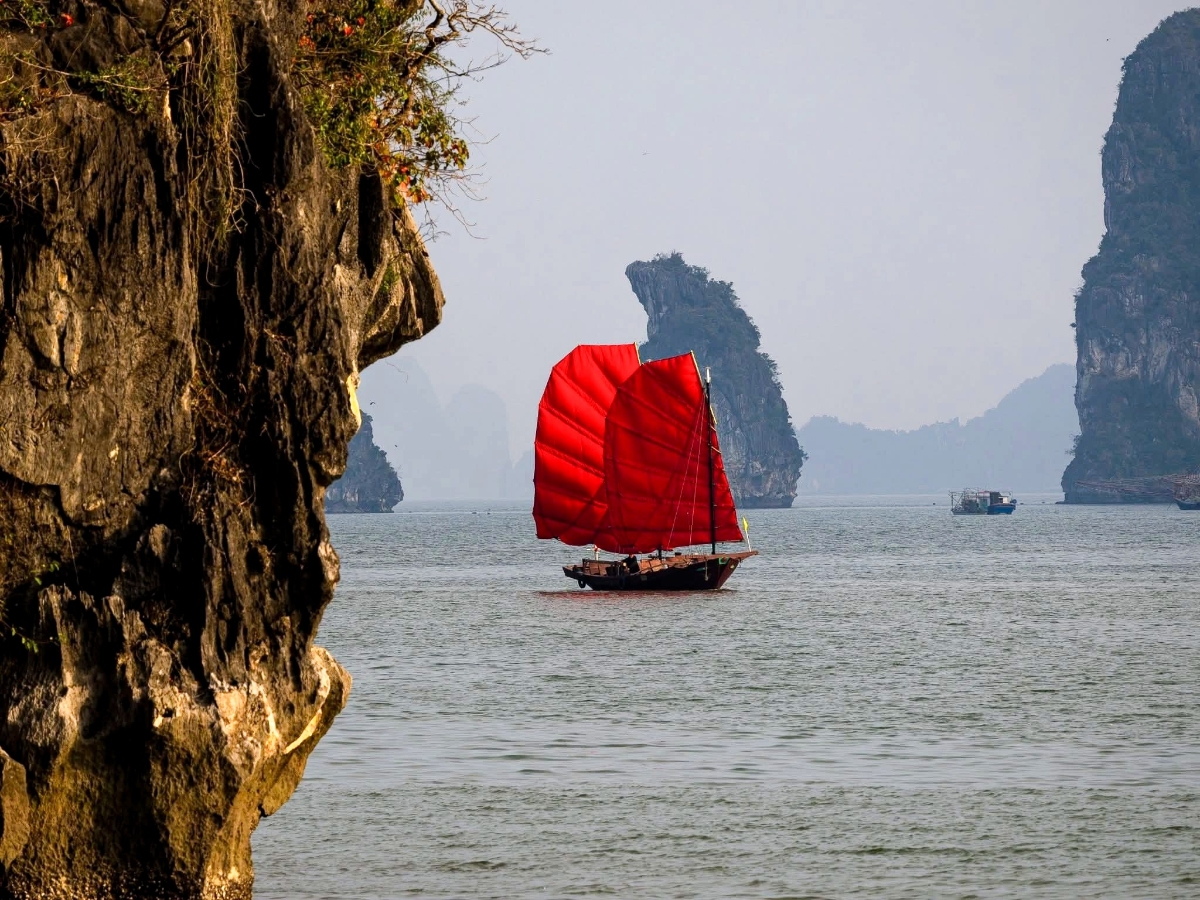 Thuyền ba vách là thuyền buồm truyền thống của cư dân ven biển miền Bắc, đặc biệt là vùng đảo Hà Nam khu vực Quảng Yên, tỉnh Quảng Ninh.&nbsp;