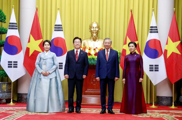 Tổng Bí thư, Chủ tịch nước Tô Lâm và Phu nhân cùng Tổng thống Hàn Quốc Lee Jae Myung và Phu nhân chụp ảnh chung.&nbsp;Ảnh: Việt Dũng.