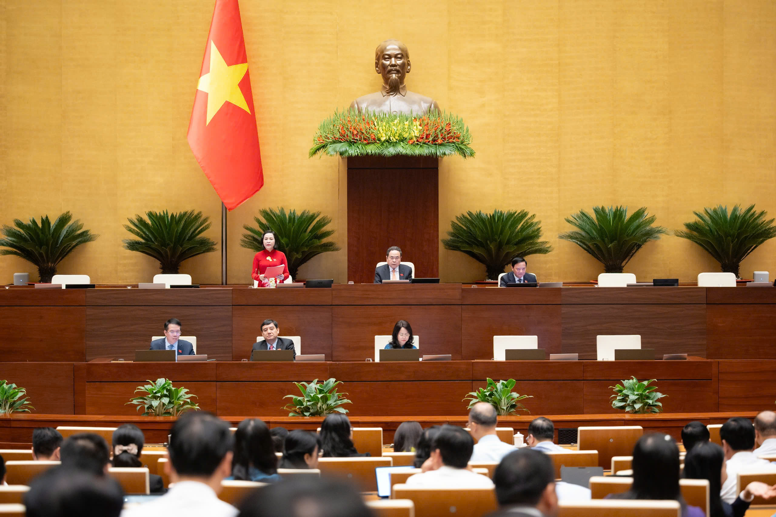 Đoàn chủ tọa tại phiên họp sáng 22/4. Ảnh: Quốc hội