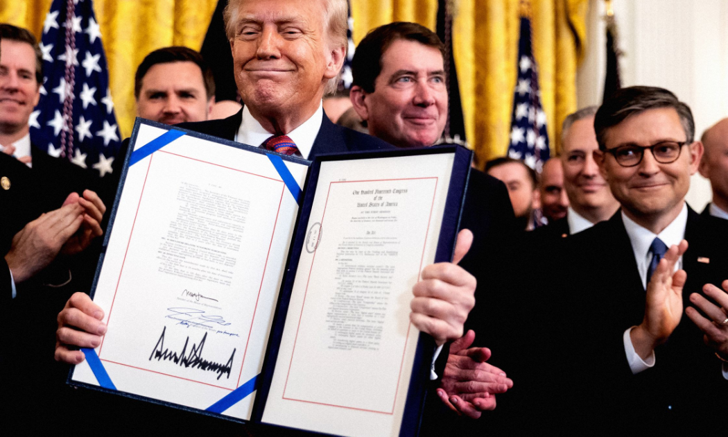 Tổng thống Mỹ Donald Trump tại lễ ký ban hành đạo luật GENIUS tại Nhà Trắng vào năm 2025 - Ảnh: Getty Images