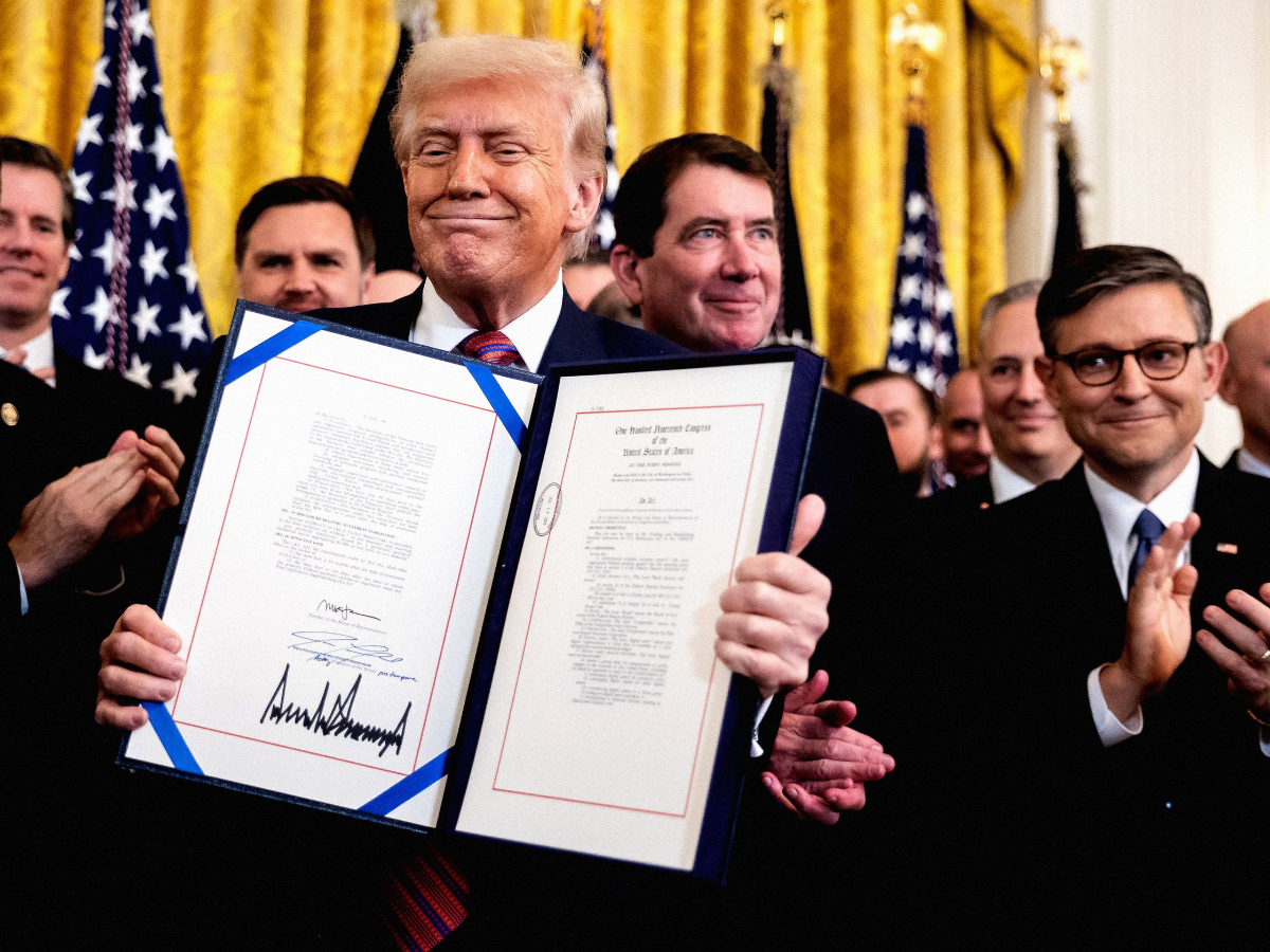 Tổng thống Mỹ Donald Trump tại lễ ký ban hành đạo luật GENIUS tại Nhà Trắng vào năm 2025 - Ảnh: Getty Images