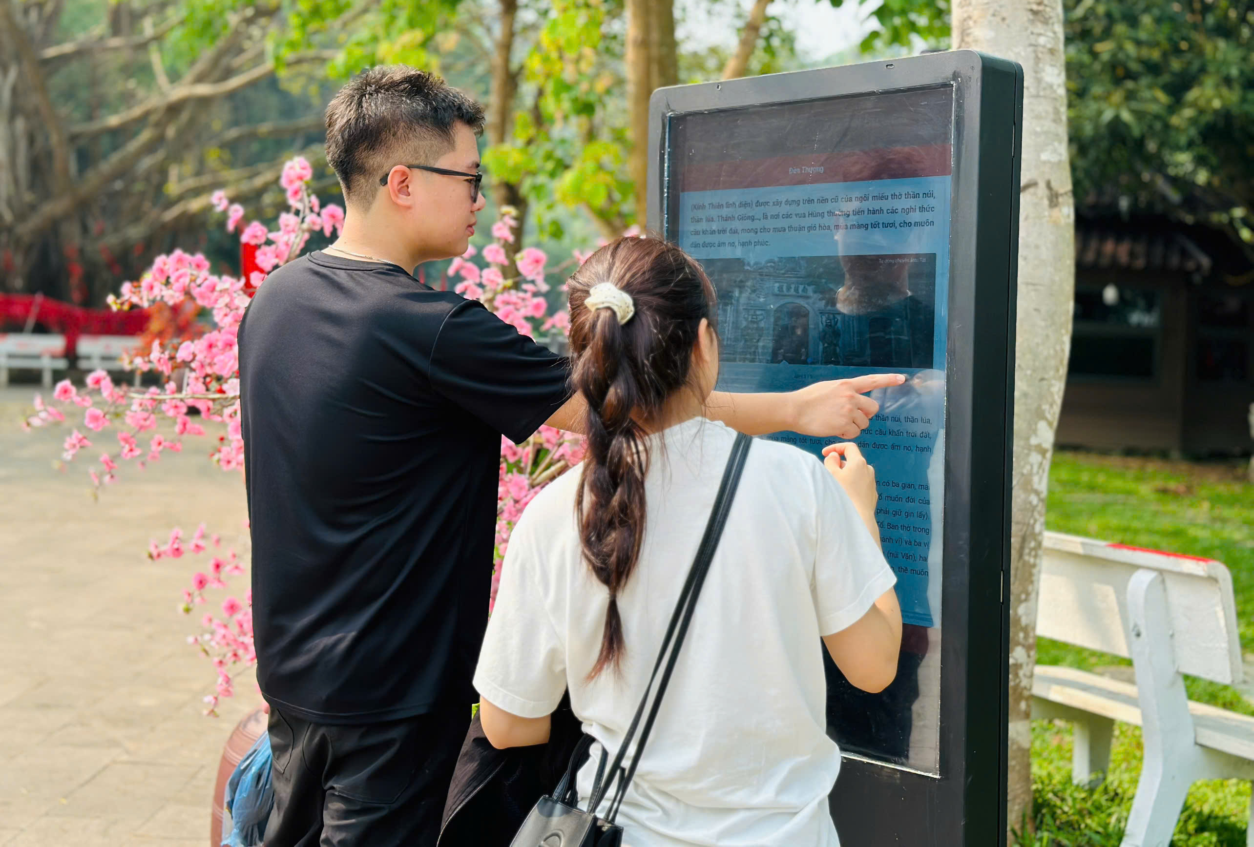 Khu di tích lịch sử Đền Hùng đã triển khai 3 trạm tra cứu thông tin thông minh.