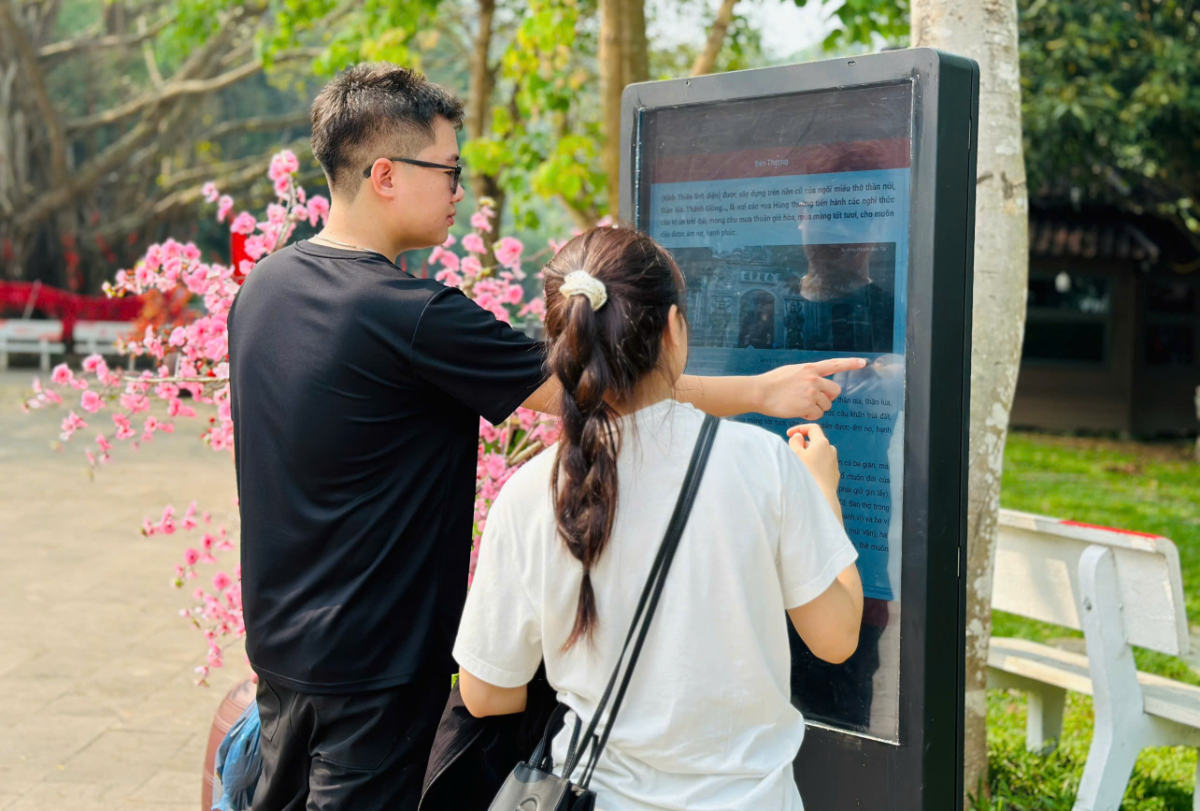 Khu di tích lịch sử Đền Hùng đã triển khai 3 trạm tra cứu thông tin thông minh.