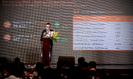Ông Đoàn Hồng Việt, Chủ tịch Hội đồng quản trị Digiworld báo cáo kết quả kinh doanh tại đại hội đồng cổ đông, chiều 22/4.