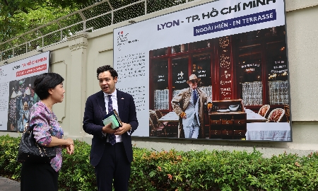 Ông Etienne Ranaivoson, Tổng Lãnh sự Pháp tại TP. Hồ Chí Minh và bà Nguyễn Ngọc Lan, Viện trưởng Viện Trao đổi Văn hoá với Pháp (IDECAF). Ảnh: Tổng lãnh sứ quán Pháp tại TP. Hồ Chí Minh