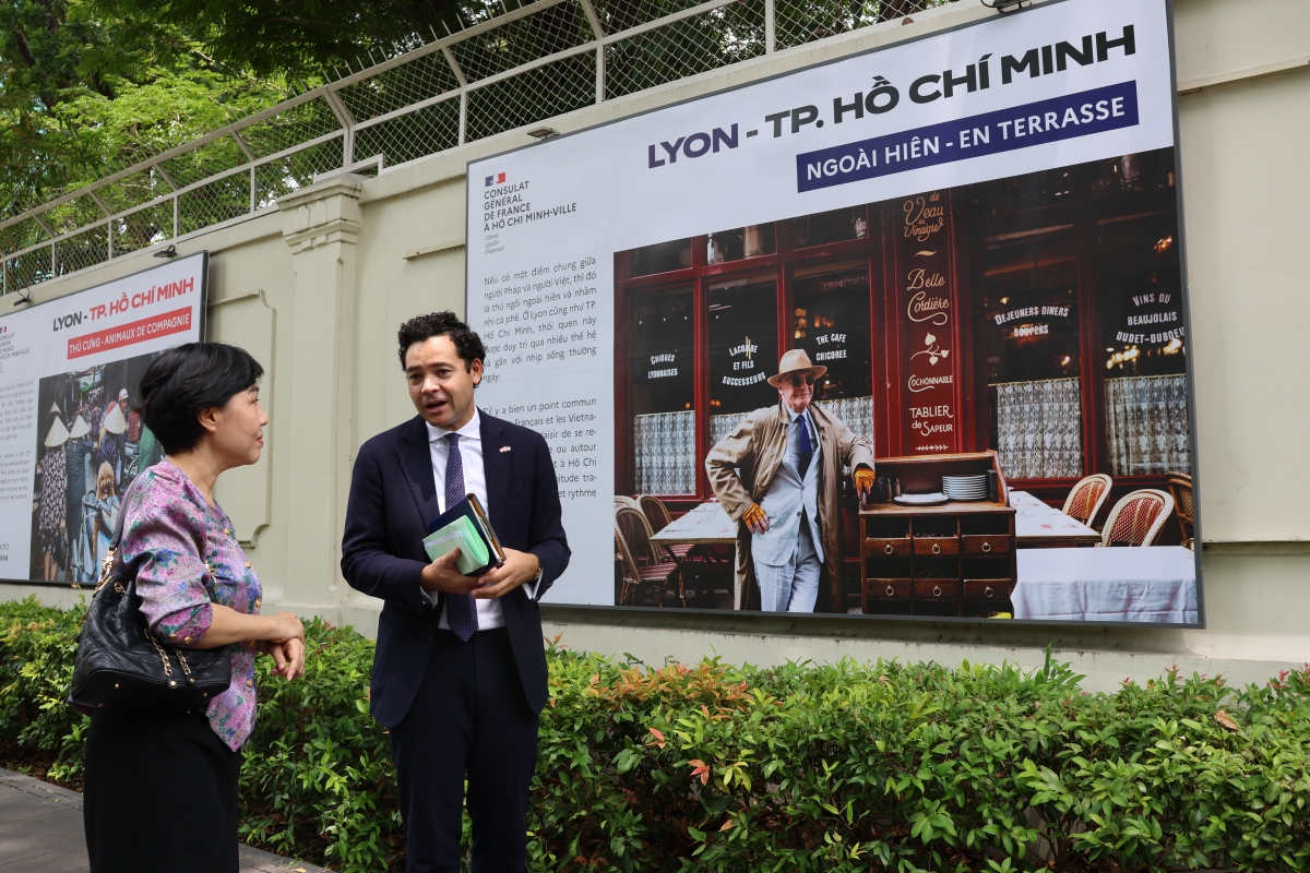 Ông Etienne Ranaivoson, Tổng Lãnh sự Pháp tại TP. Hồ Chí Minh và bà Nguyễn Ngọc Lan, Viện trưởng Viện Trao đổi Văn hoá với Pháp (IDECAF). Ảnh: Tổng lãnh sứ quán Pháp tại TP. Hồ Chí Minh