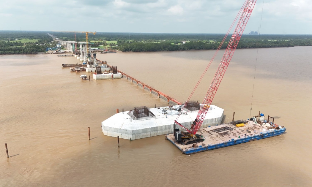 Dự án cầu Đại Ngãi trên tuyến quốc lộ 60, qua sông Hậu, đang bước vào giai đoạn thi công tăng tốc với khối lượng lớn. Ảnh: Mỹ Lệ