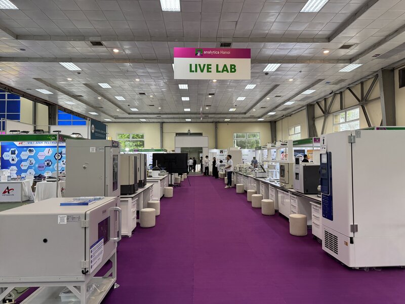 Không gian Live Lab mô phỏng quy trình vận hành công nghệ thí nghiệm thực tế, cho phép khách tham quan quan sát trực tiếp các công đoạn phân tích và đánh giá hiệu suất thiết bị.