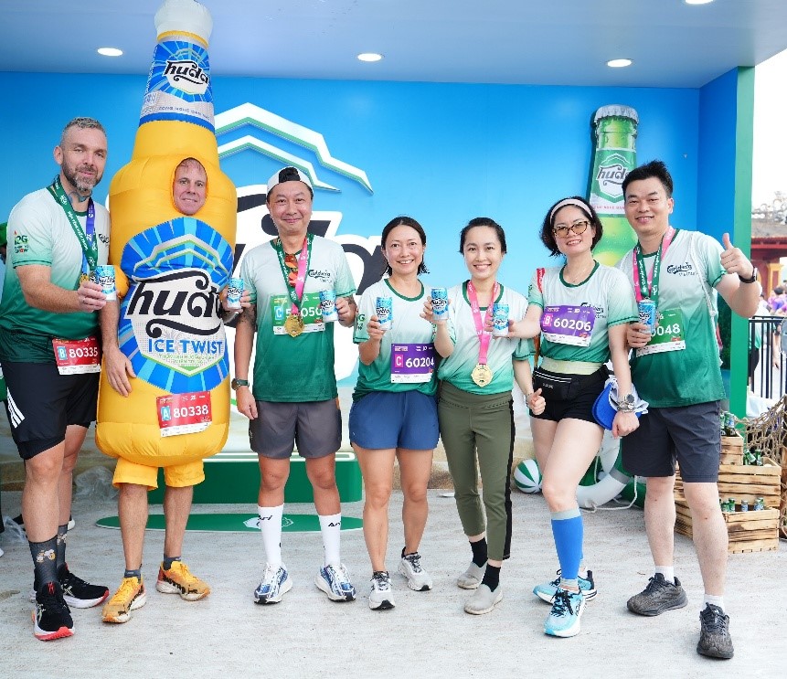 Ban lãnh đạo Carlsberg Việt Nam cùng chạy với nhân viên tại VnExpress Marathon Huế 2026, thể hiện tinh thần lãnh đạo bằng hành động và sự gắn kết thực chất. Ảnh: Carlsberg Việt Nam.