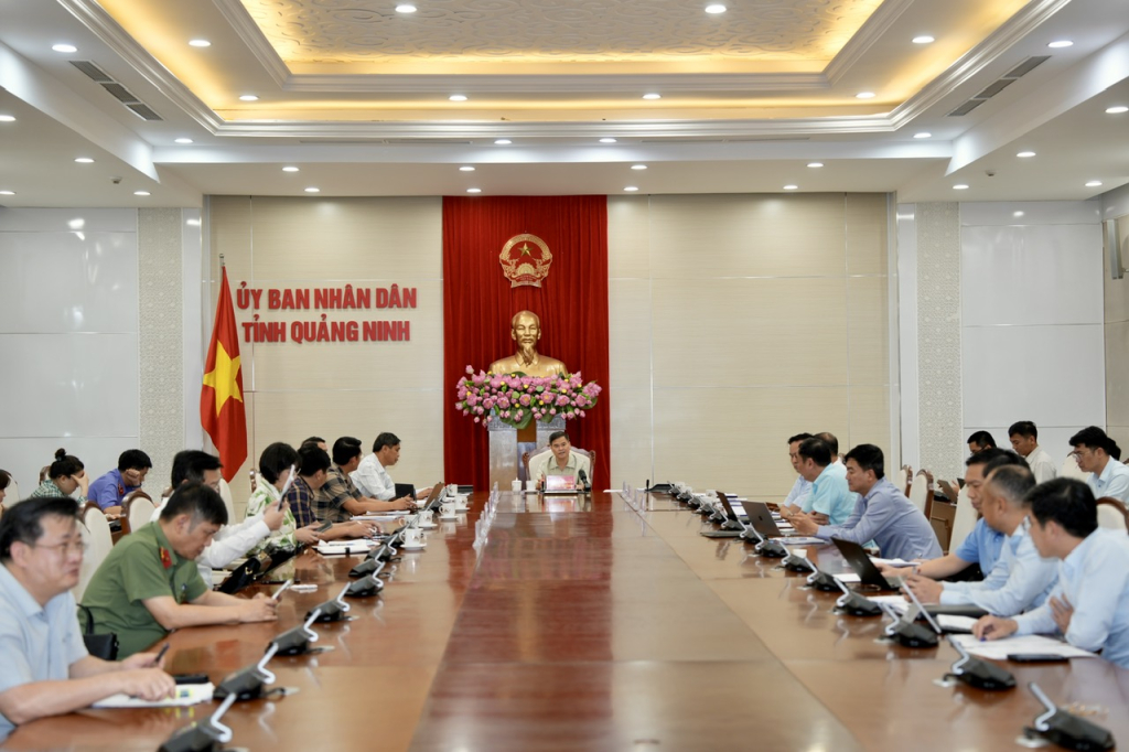 Phó Bí thư Tỉnh ủy, Chủ tịch UBND tỉnh Quảng Ninh Bùi Văn Khắng chủ trì cuộc họp về công tác GPMB cho dự án tuyến đường sắt tốc độ cao Hà Nội – Quảng Ninh. (Ảnh: CTT tỉnh Quảng Ninh)