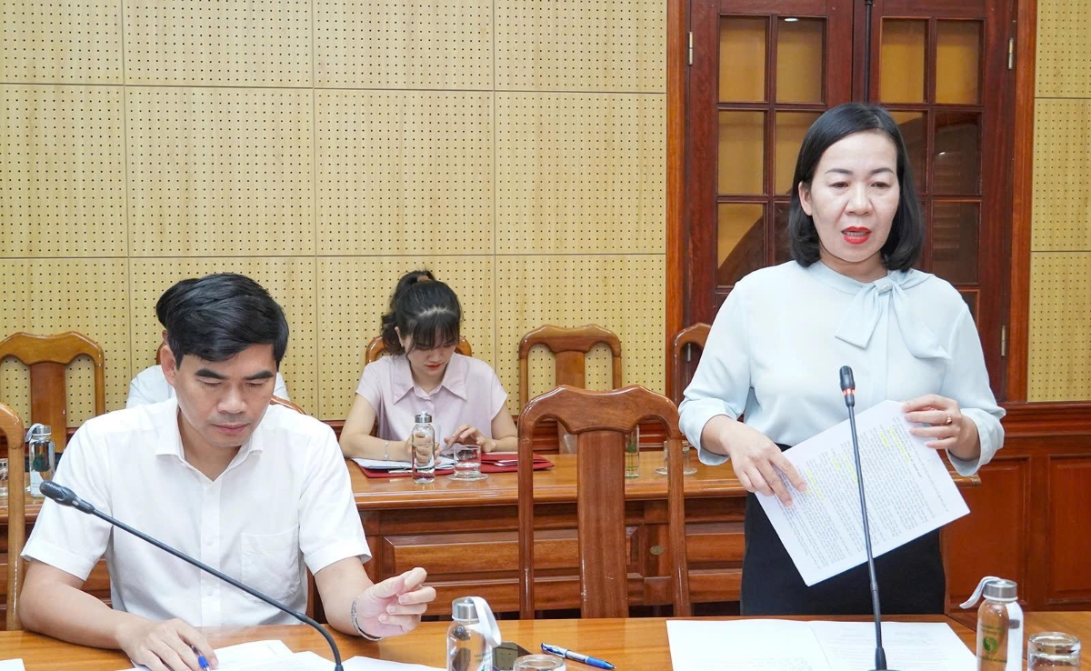 Đại diện lãnh đạo Liên minh Hợp tác xã tỉnh Quảng Trị báo cáo tình hình phát triển kinh tế tập thể, hợp tác xã từ sau hợp nhất đến nay&nbsp;