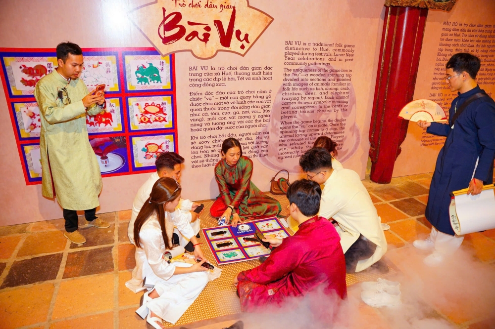 Các hoạt động trải nghiệm của du khách trong không gian di sản về đêm.