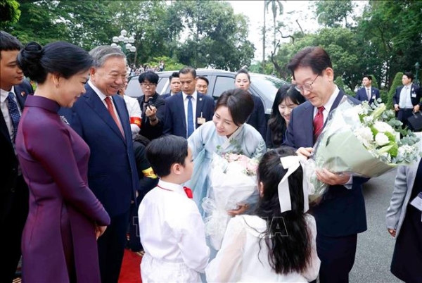 Tổng Bí thư, Chủ tịch nước Tô Lâm và Phu nhân Ngô Phương Ly đón&nbsp;Tổng thống Hàn Quốc Lee Jae Myung và Phu nhân Kim Hae Kyung.&nbsp; Ảnh: TTXVN