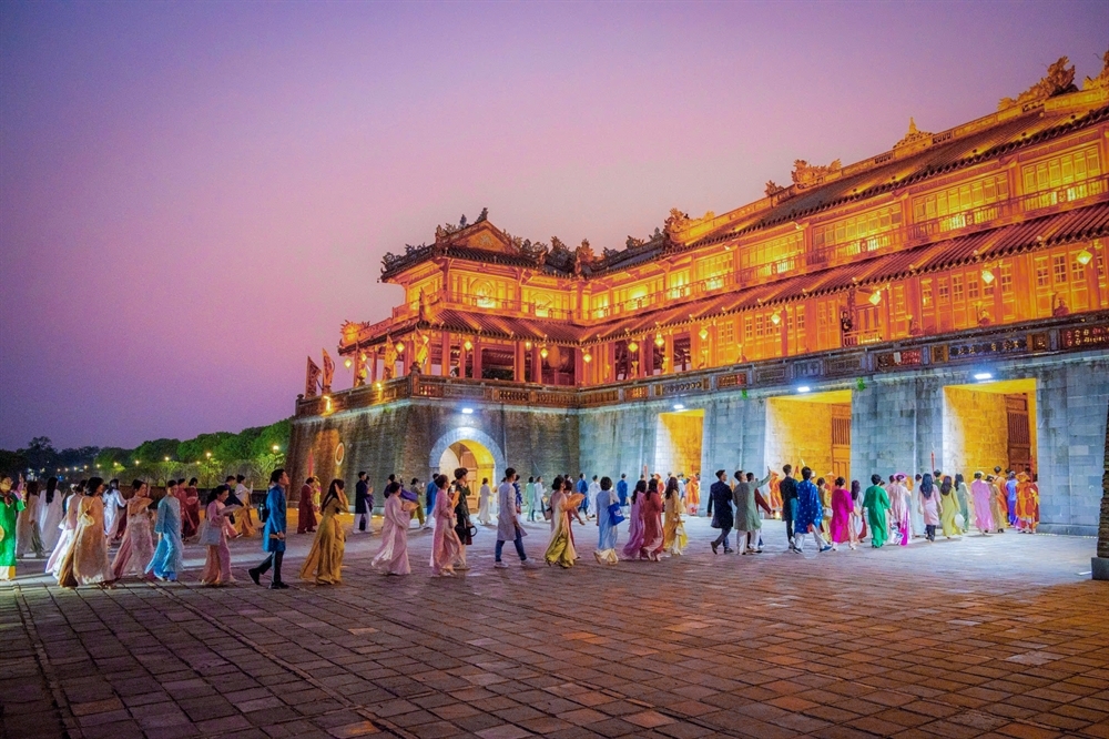 Du khách đến với Đại nội Huế về đêm.