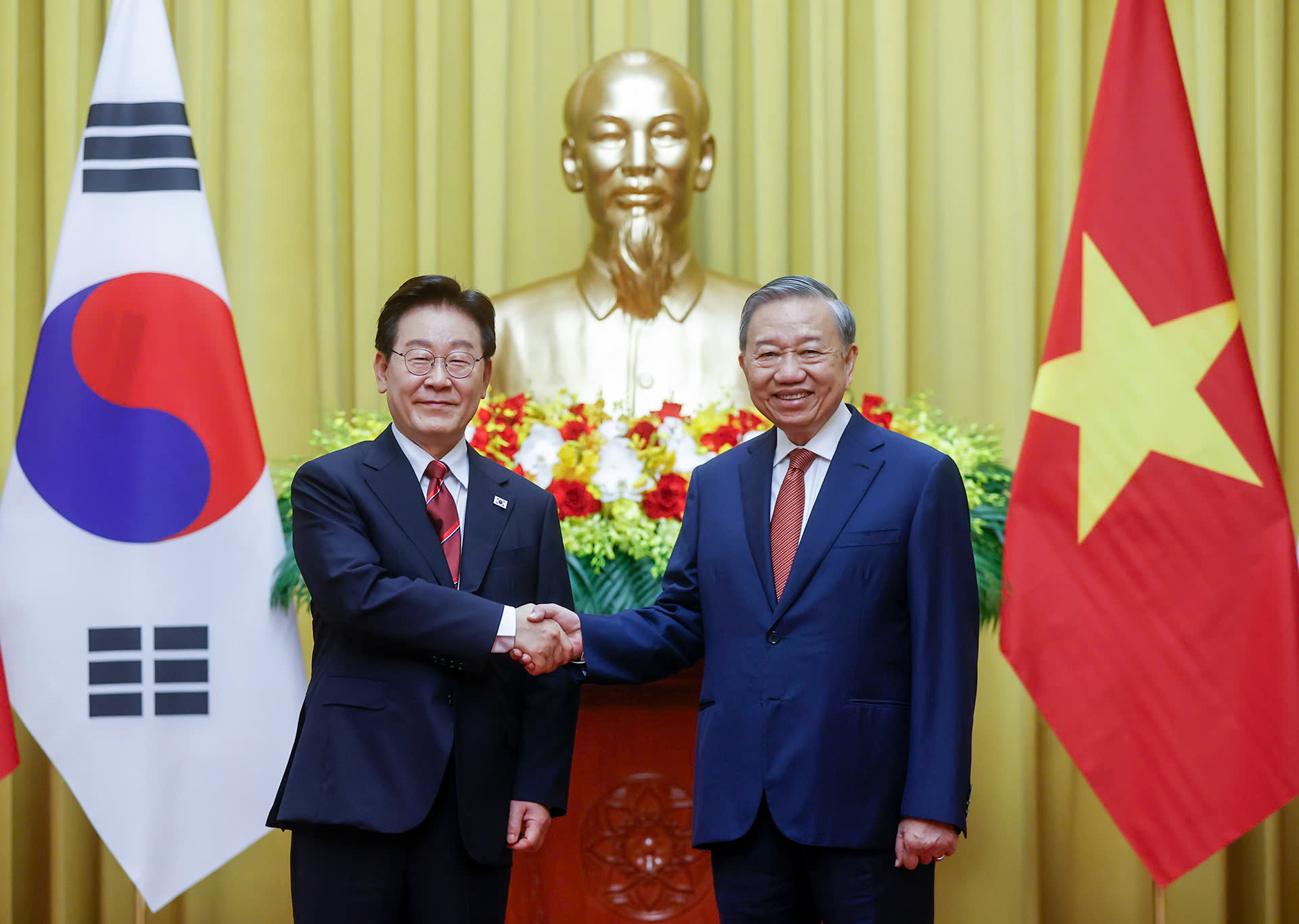 Tổng Bí thư, Chủ tịch nước Tô Lâm và Tổng thống Hàn Quốc Lee Jae Myung chụp ảnh chung. Ảnh: Việt Dũng.