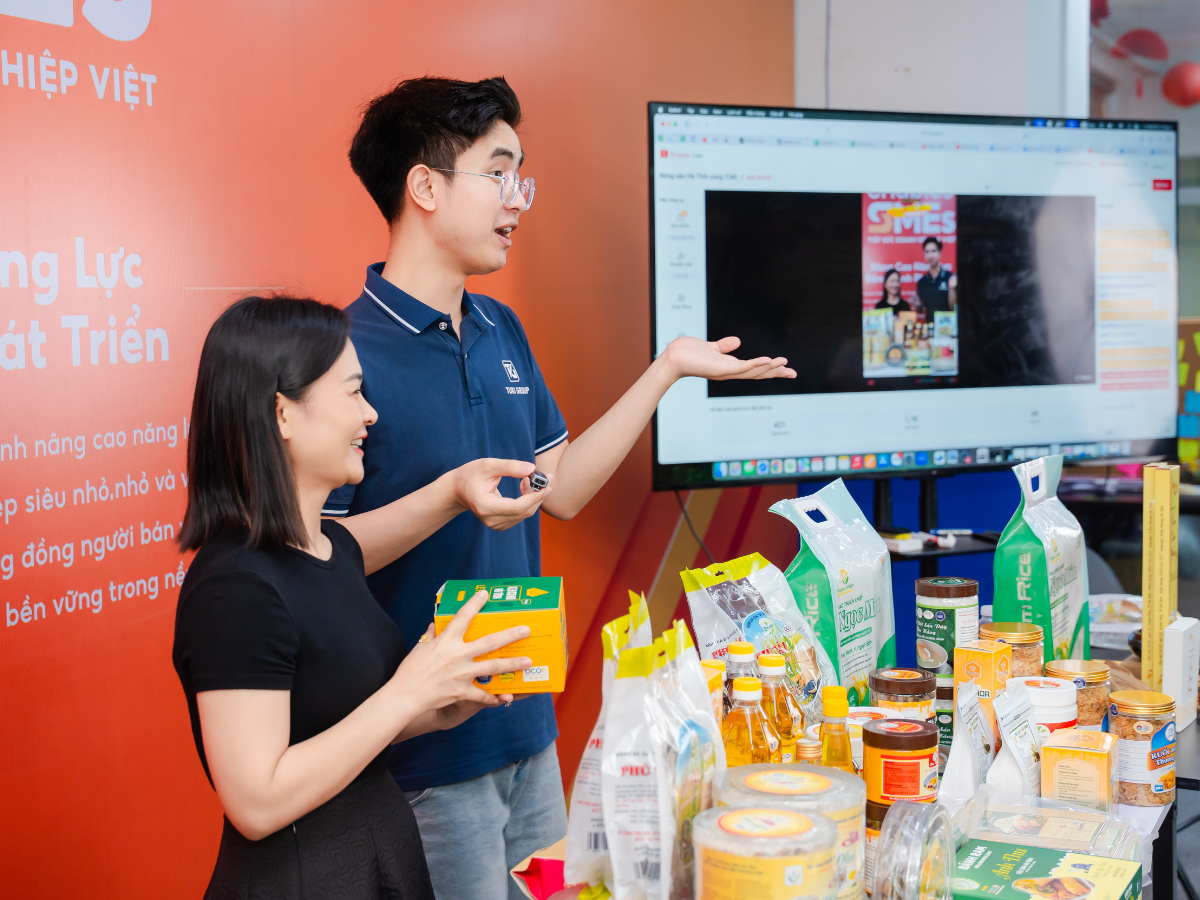 Các đại diện được thực hành dẫn dắt phiên livestream trên sàn với sự hướng dẫn từ các đối tác giàu kinh nghiệm của Shopee. Ảnh: Shopee.