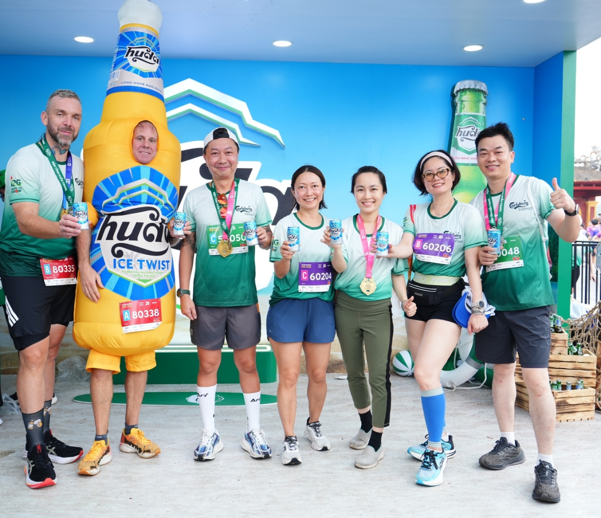 Ban lãnh đạo Carlsberg Việt Nam cùng chạy với nhân viên tại VnExpress Marathon Huế 2026, thể hiện tinh thần lãnh đạo bằng hành động và sự gắn kết thực chất. Ảnh:&nbsp;Carlsberg Việt Nam.