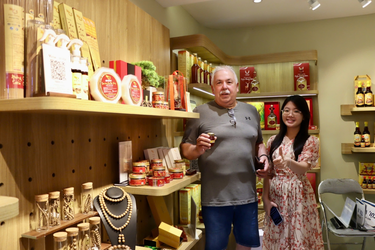 Khách du lịch nước ngoài tìm hiểu sản phẩm Việt.