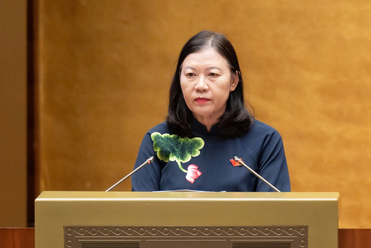 Chủ nhiệm Ủy ban Dân nguyện và Giám sát Lê Thị Nga trình bày Tờ trình tóm tắt dự kiến Chương trình giám sát của Quốc hội năm 2027. Ảnh: Quốc hội.