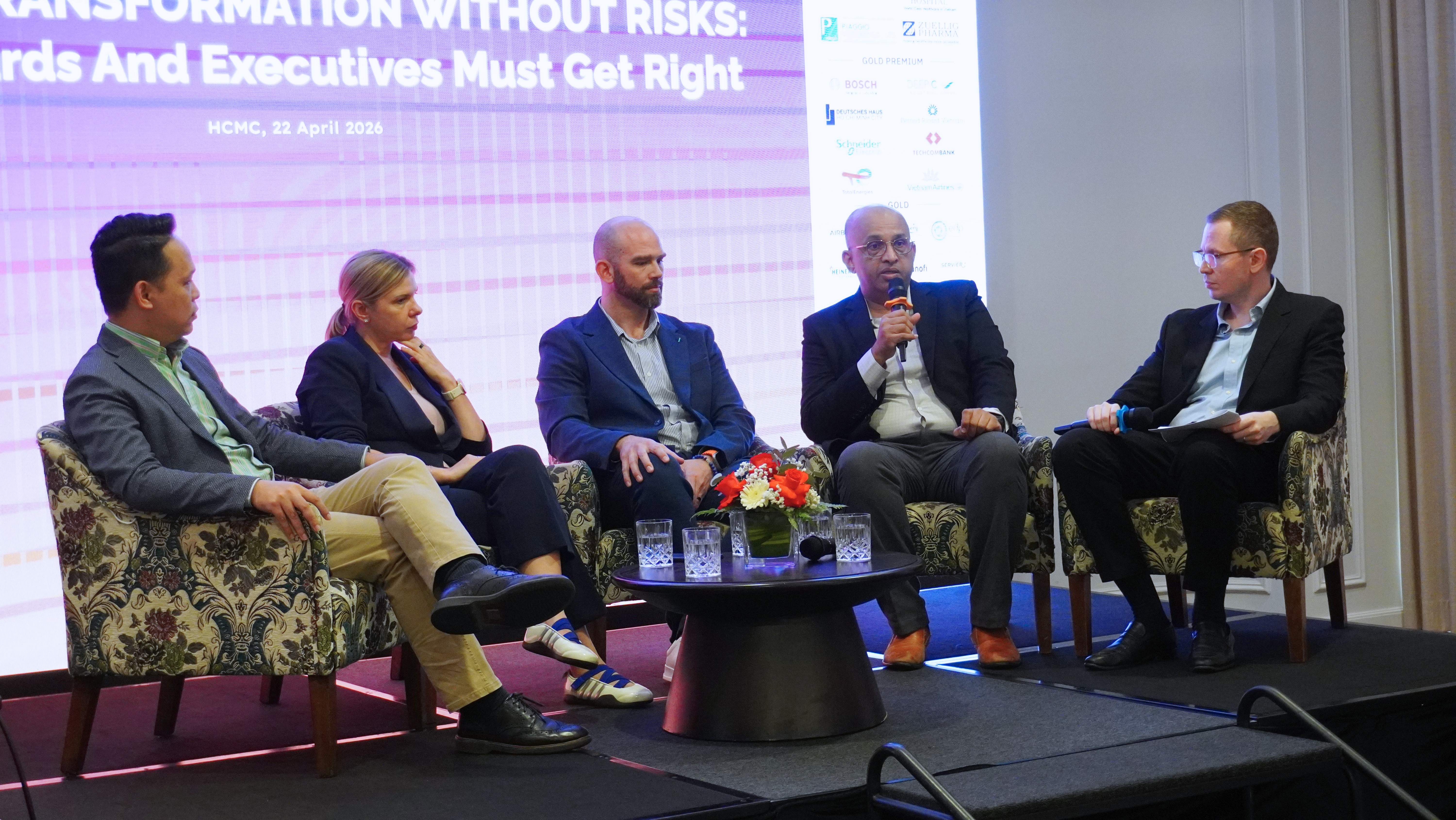 Tọa đàm về quản trị rủi ro trong chuyển đổi số. Ảnh: EmbedIT.