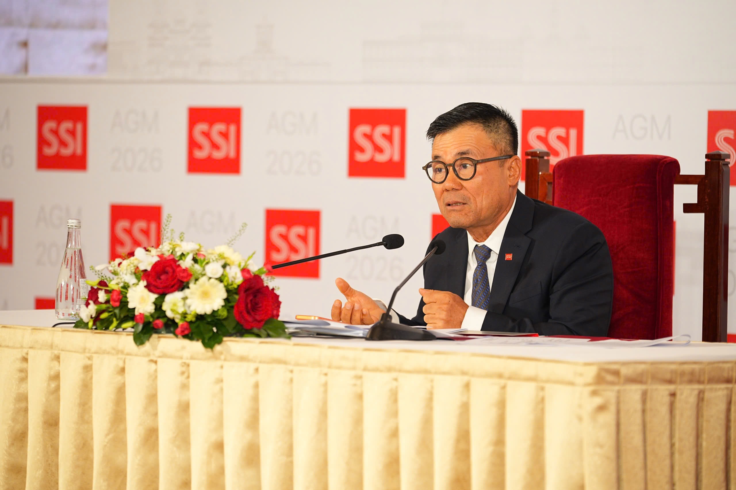 Ông Nguyễn Duy Hưng, Chủ tịch Hội đồng quản trị SSI trả lời chất vấn của các cổ đông, chiều 23/4.