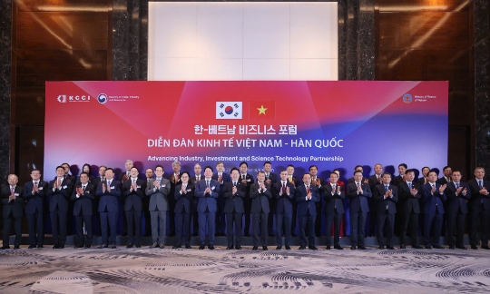 Thủ tướng Việt Nam Lê Minh Hưng và Tổng thống Hàn Quốc Lee Jae Myung và cùng đại diện doanh nghiệp hai nước tham gia Tọa đàm bàn tròn Việt Nam - Hàn Quốc.