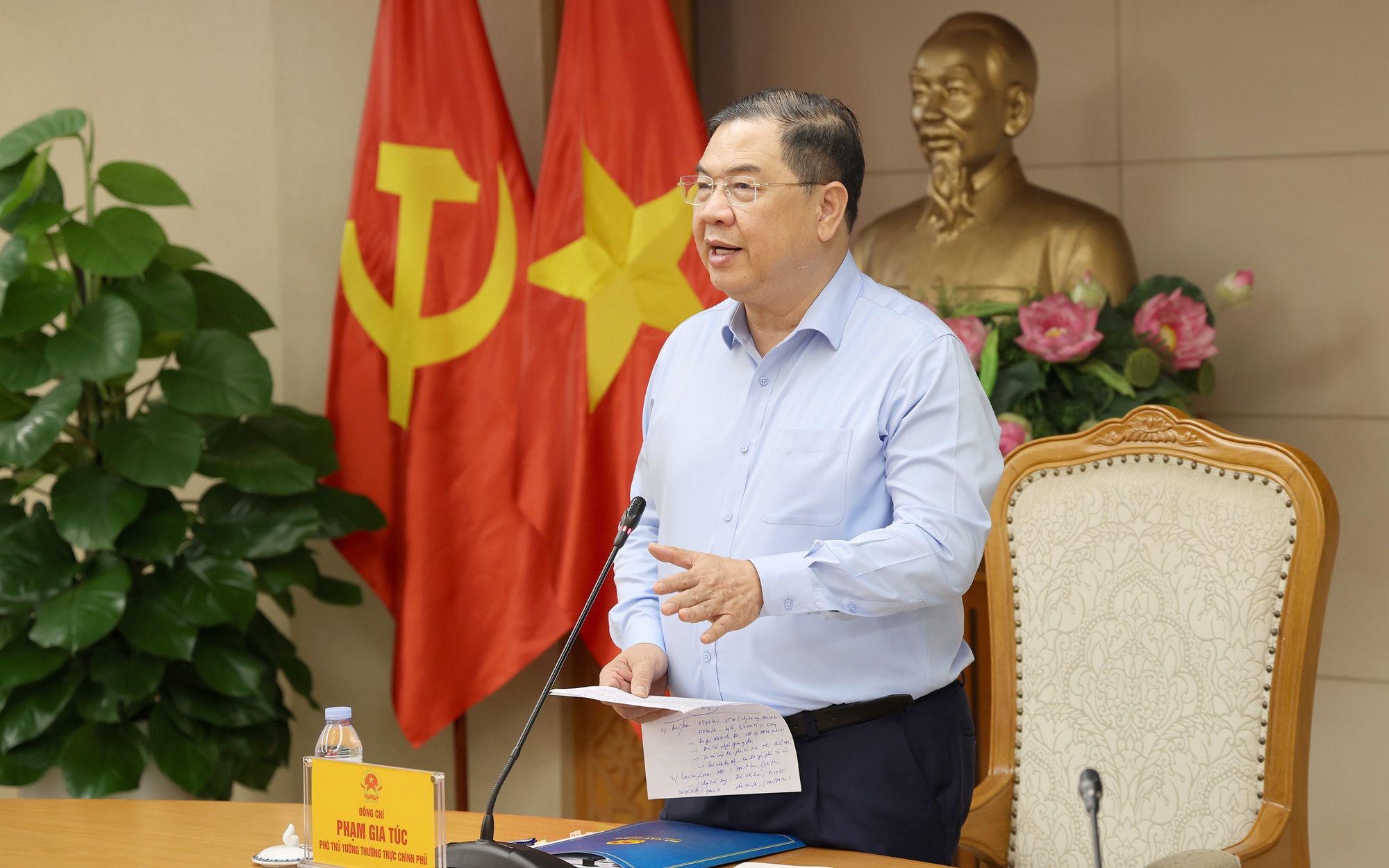 Phó Thủ tướng Phạm Gia Túc nhấn mạnh yêu cầu khẩn trương triển khai công tác giải phóng mặt bằng, tái định cư cho các dự án đường sắt trọng điểm. Ảnh: VGP.