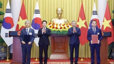 Twelve cooperation agreements between Vietnam and South Korea exchanged