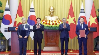 Twelve cooperation agreements between Vietnam and South Korea exchanged