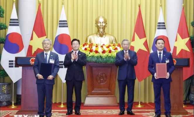 Twelve cooperation agreements between Vietnam and South Korea exchanged