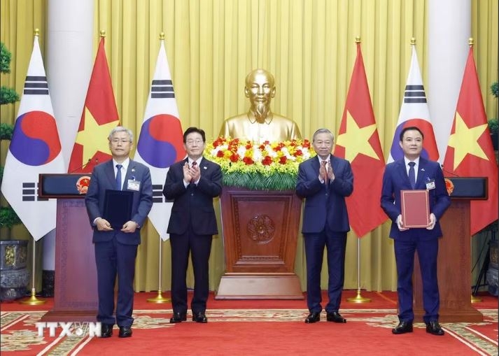 Twelve cooperation agreements between Vietnam and South Korea exchanged