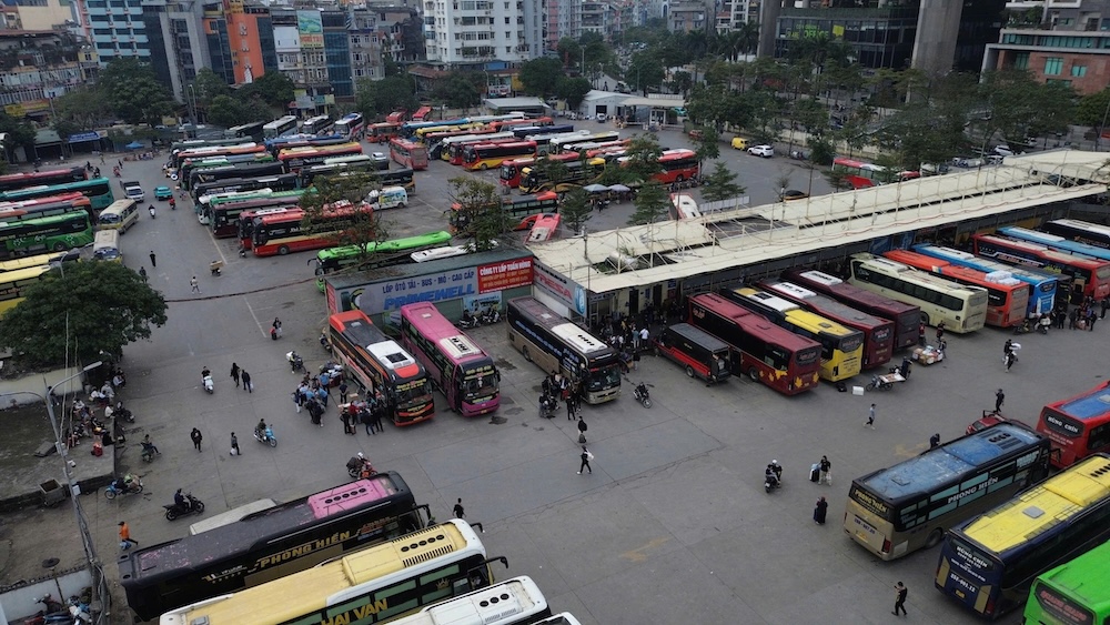 Trước sức ép chi phí, các doanh nghiệp vận tải buộc phải linh hoạt hơn trong tổ chức hoạt động. Một trong những giải pháp phổ biến là điều chỉnh số chuyến xe theo hướng “tối ưu hóa” thay vì tăng tối đa. Ảnh: Phi Hùng.