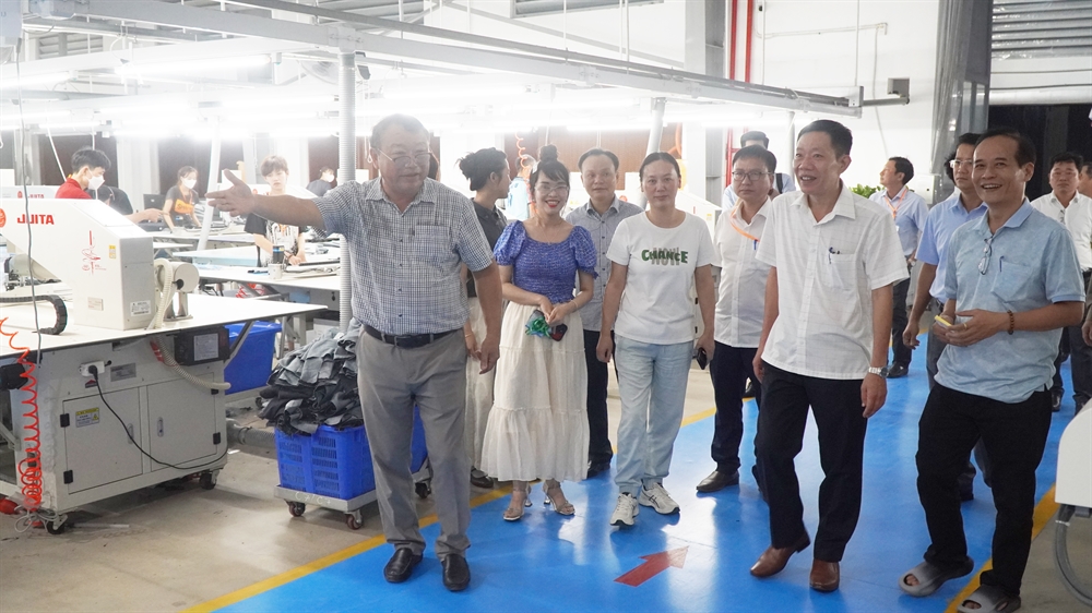 Phó Chủ tịch UBND thành phố Huế Hà Văn Tuấn thăm, kiểm tra nhà máy Công ty TNHH may mặc HuaJing (Việt Nam) tại khu công nghiệp Tứ Hạ